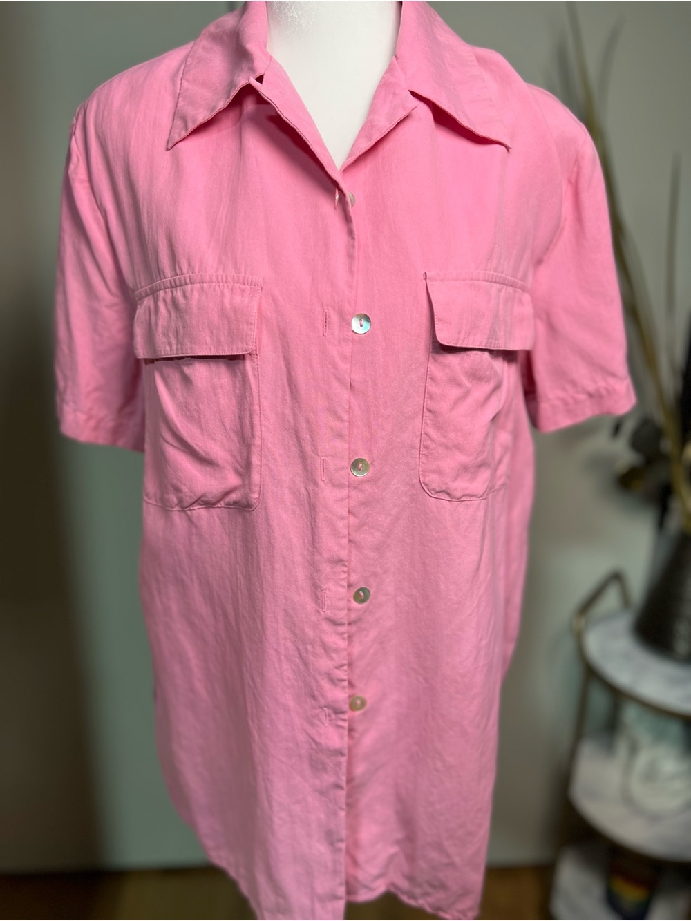 Anne Carson Pink Short-Sleeve Button-Down Shirt with Chest Pockets